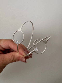 Bracelete circulo vazado com zircônia e detalhe coração na internet