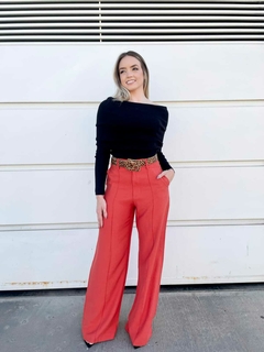 CALÇA PANTALONA CLÉO COM FRISO na internet