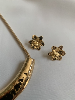 Brinco Flor Dourada Pequena - comprar online