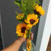 Arranjo com 4 girassóis e tango na jarra de vidro