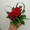 Arranjo com 2 rosas vermelhas no cachepot de madeira