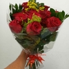 Buquê com 12 rosas vermelhas