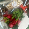 Buquê com 6 rosas vermelhas e uma caixa de Ferrero c/ 12 unidades