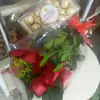 Buquê com 6 rosas vermelhas e uma caixa de Ferrero c/ 12 unidades