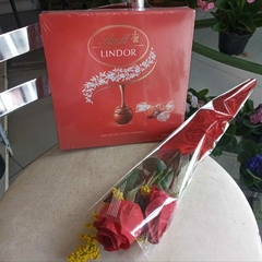 Buquê com 2 rosas vermelhas e caixa de bombons Lindor