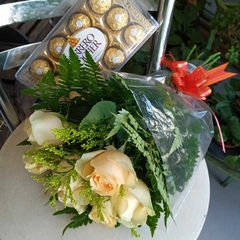 Buquê com 8 rosas chá e Ferrero Rocher 12 unidades