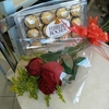 Buquê com 3 rosas vermelhas e 1 Ferrero Rocher 12 unidades.