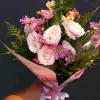 Buquê flor do campo com 6 rosas rosadas tom sobre tom