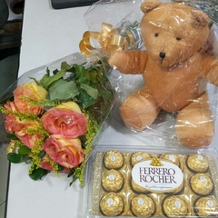 Kit buquê 6 rosas, Ferrero Rocher e pelúcia