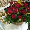 Cesta com 24 rosas vermelhas e 1 Ferrero Rocher com 12 unidades