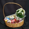 Cesta de chocolate com flores