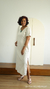 Vestido charme longo bege com fenda lateral, super versátil e confortável