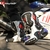 Tribo de equitação dos homens botas de moto de corrida de motocross fora de es