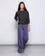 pantalón ancho con rayas moradas