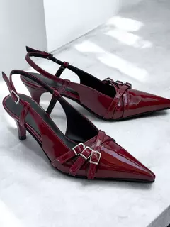 STILETTOS CHELSEA SIMIL CUERO CHAROL BORDO en internet