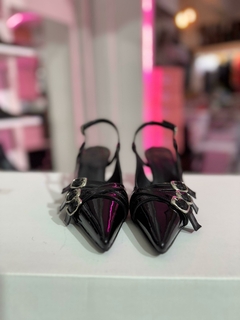 STILETTOS CHELSEA SIMIL CUERO CHAROL NEGRO en internet