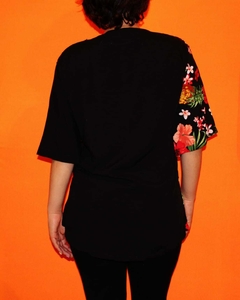CAMISA FLOREADA NEGRA CON ROJO en internet