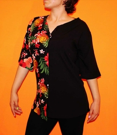CAMISA FLOREADA NEGRA CON ROJO