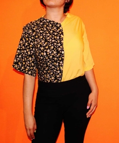 CAMISA FLOREADA COLOR AMARILLA CON NEGRO.
