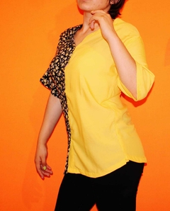 Imagen de CAMISA FLOREADA COLOR AMARILLA CON NEGRO.