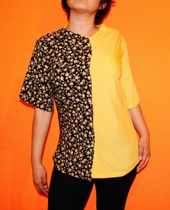 CAMISA FLOREADA COLOR AMARILLA CON NEGRO. - tienda en línea