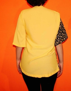 CAMISA FLOREADA COLOR AMARILLA CON NEGRO. - GDLY