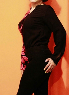 CAMISA FLOREADA COLOR ROSA CON NEGRO