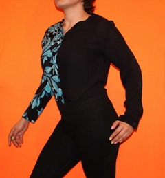 CAMISA FLOREADA COLOR AZUL CON NEGRO - GDLY