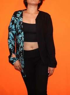 Imagen de CAMISA FLOREADA COLOR AZUL CON NEGRO