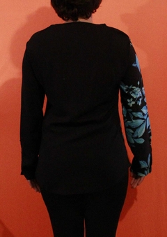 CAMISA FLOREADA COLOR AZUL CON NEGRO en internet