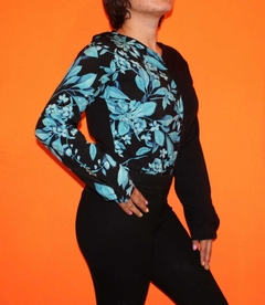 CAMISA FLOREADA COLOR AZUL CON NEGRO