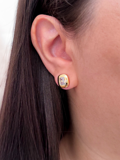 BRINCO BOTÃO ORGÂNICO COM ZIRCÔNIA RETANGULAR BANHO A OURO 18K - comprar online