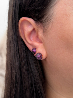 BRINCO SEMIBOLA 8MM CRAVEJADO COM ZIRCÔNIAS ROSA ESCURO BANHO A OURO 18K - comprar online