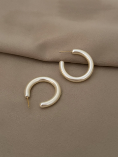 BRINCO ARGOLA EM PÉROLA 3 CM BANHO A OURO 18k