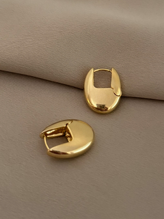 BRINCO ARGOLA OVAL LISA BANHO A OURO 18k
