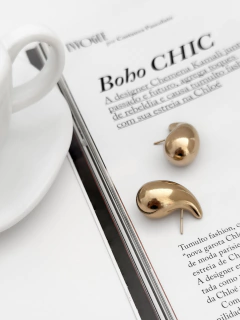 BRINCO GOTA VÍRGULA ACETINADA BANHO 18k - comprar online