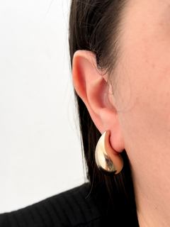 BRINCO GOTA VÍRGULA ACETINADA BANHO 18k
