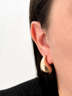 BRINCO GOTA VÍRGULA ACETINADA BANHO 18k