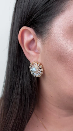CONJUNTO FLOR PÉROLA SHELL E ZIRCÔNIA BANHO A OURO 18k - RODRIANI AGUIAR FEMINICES