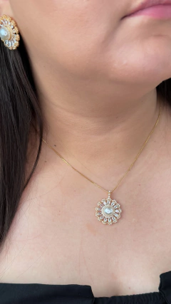 CONJUNTO FLOR PÉROLA SHELL E ZIRCÔNIA BANHO A OURO 18k - loja online