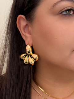 BRINCO MAXI FLOR GOTAS POLIDA BANHO A OURO 18k - comprar online