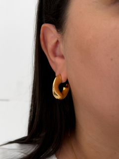 BRINCO ARGOLA ORGÂNICA CURVA BANHO A OURO 18k - RODRIANI AGUIAR FEMINICES