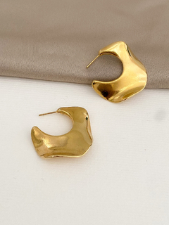 BRINCO ARGOLA ORGÂNICA ESCULPIDA BANHO A OURO 18K