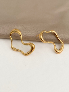BRINCO ORGÂNICO VAZADO ONDULADO BANHO A OURO 18K
