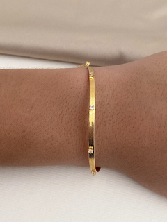 PULSEIRA FITA LAMINADA COM ZIRCÔNIAS BANHO A OURO 18k - comprar online