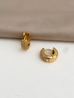 BRINCO ARGOLA GORDINHA CRAVEJADA BANHO A OURO 18K