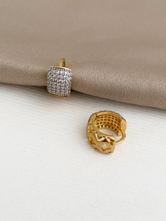 BRINCO MINI ARGOLA QUADRADA CRAVEJADA E VAZADA BANHO A OURO 18K
