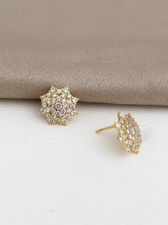 BRINCO FLOR CRAVEJADA COM ZIRCÔNIAS BANHO A OURO 18K