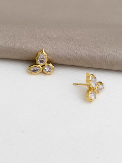 BRINCO TRIO DE GOTA CRAVEJADO BANHO A OURO 18K