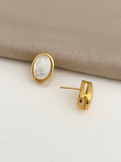BRINCO OVAL COM MADREPÉROLA BANHO A OURO 18K